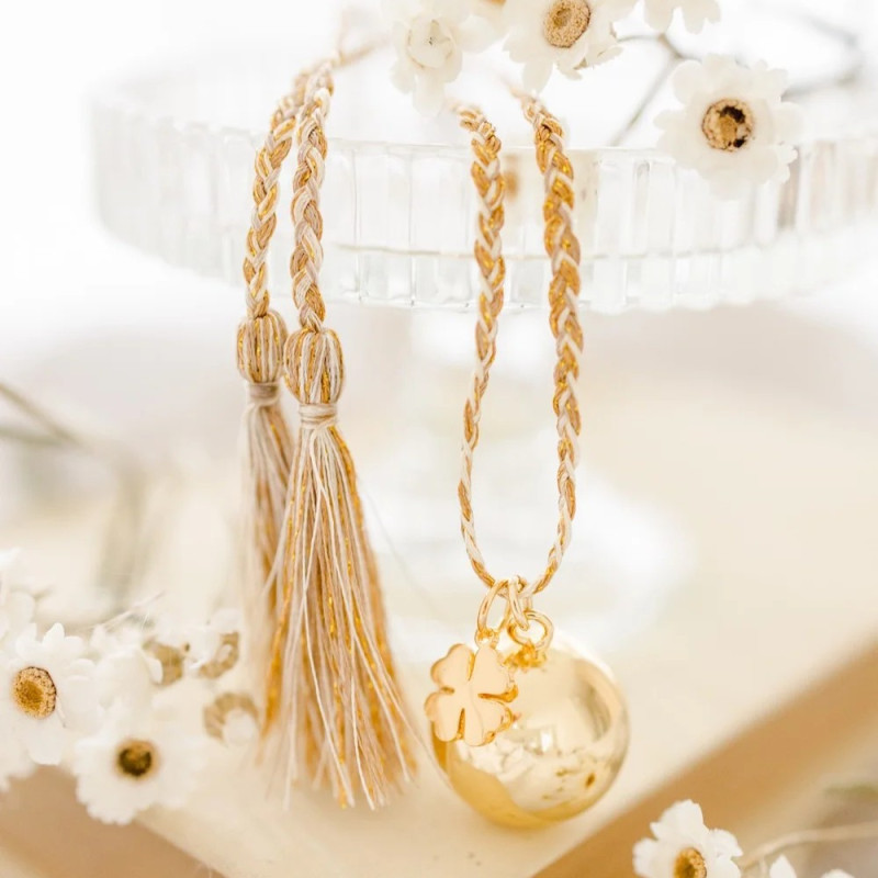 Bola de grossesse Charm Trèfle, doré à l'or fin, cordon tressé crème PLEINE LUNE