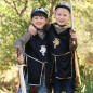 Tenue de Chevalier Or GREAT PRETENDERS avec tunique, cape et couronne Tenue de Chevalier Or GREAT PRETENDERS avec tunique, cape et couronne