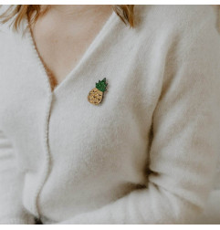 Pin's Ananas LES PETITES HIRONDELLES