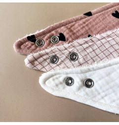 Bavoir bandana ATELIER WAGRAM, gaze Cœurs rose, personnalisable