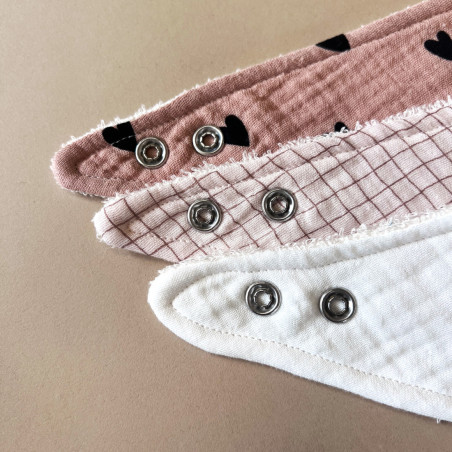 Bavoir bandana ATELIER WAGRAM, gaze Cœurs rose, personnalisable